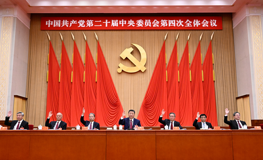 ??中國共產(chǎn)黨第二十屆中央委員會第四次全體會議，于2025年10月20日至23日在北京舉行。這是習(xí)近平、李強(qiáng)、趙樂際、王滬寧、蔡奇、丁薛祥、李希等在主席臺上。